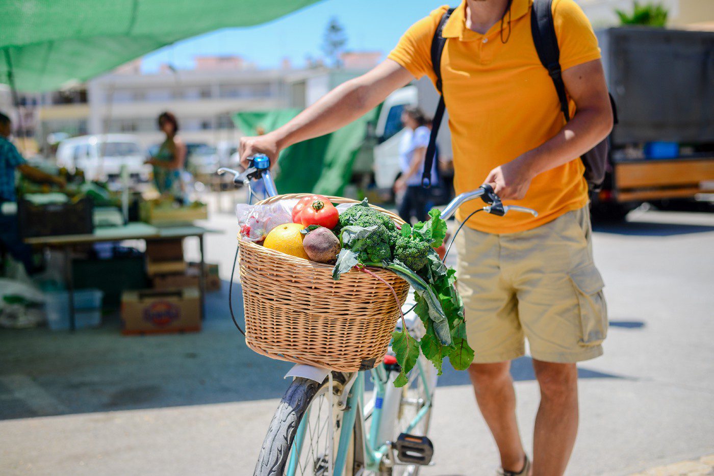 Un cycliste se déplace avec un panier rempli de légumes