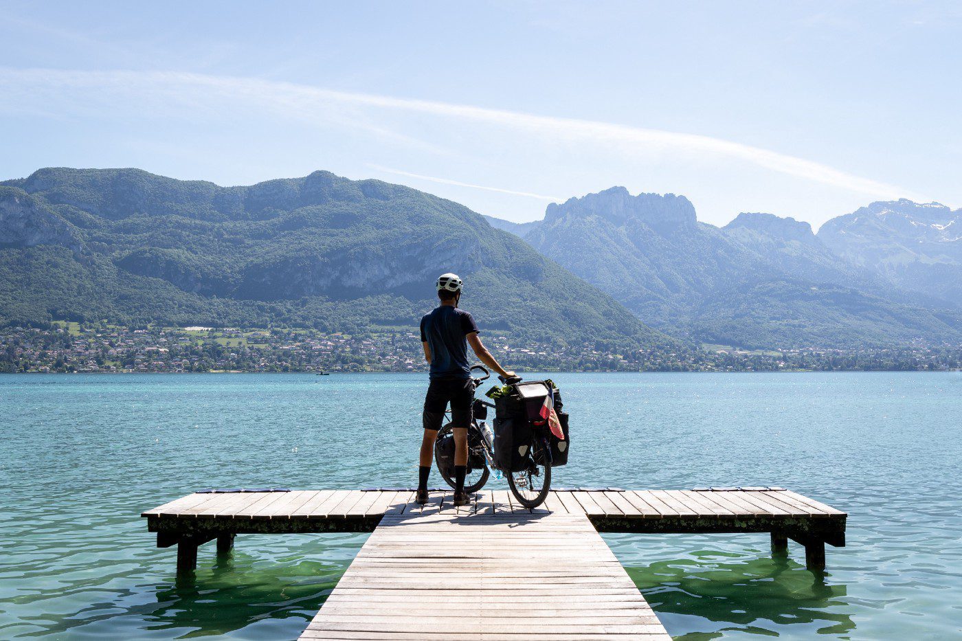 Un cycliste fait face au lac d'Annecy