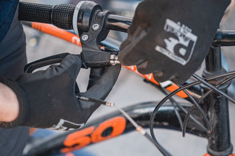 Un réparateur change le levier de frein de vélo