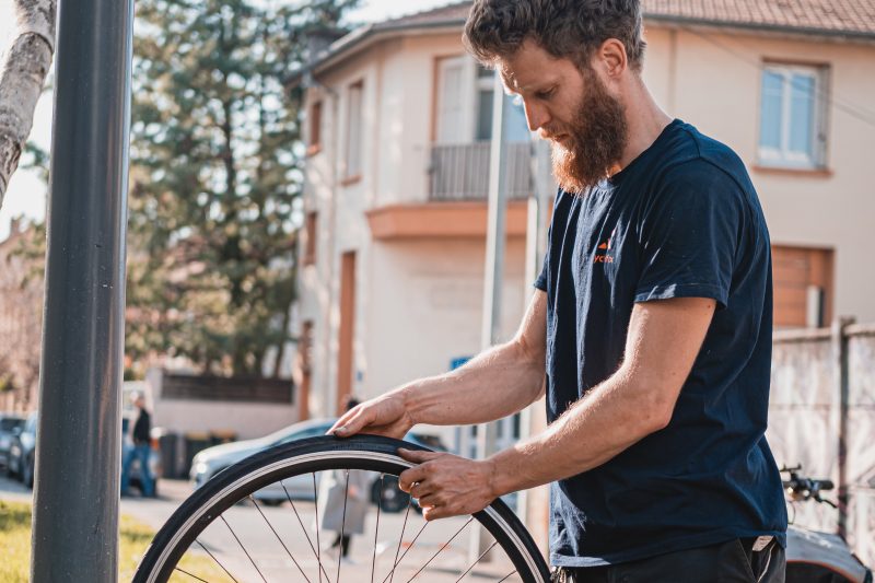 Guide pratique : Comment poser une rustine de vélo comme un pro