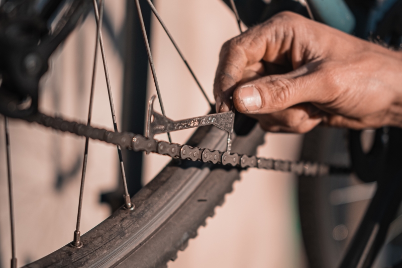Un réparateur vérifie l'état d'une chaîne de vélo