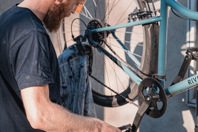 Un réparateur inspecte la transmission d'un vélo
