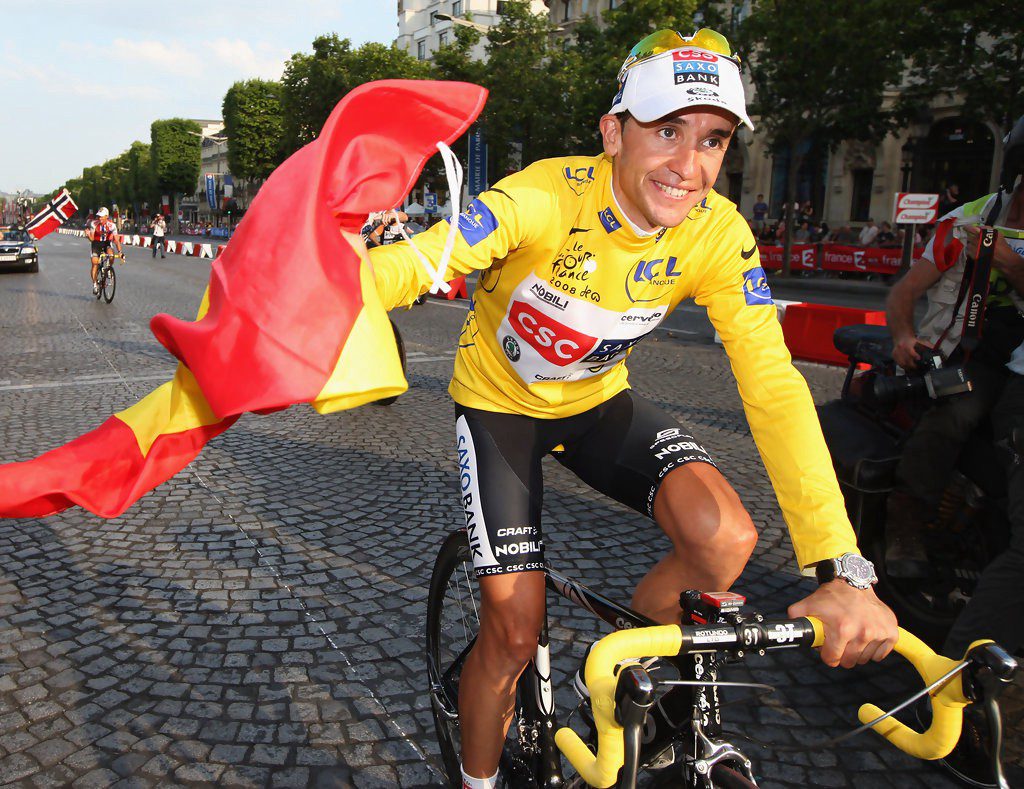 Carlos Sastre à vélo avec un drapeau espagnol
