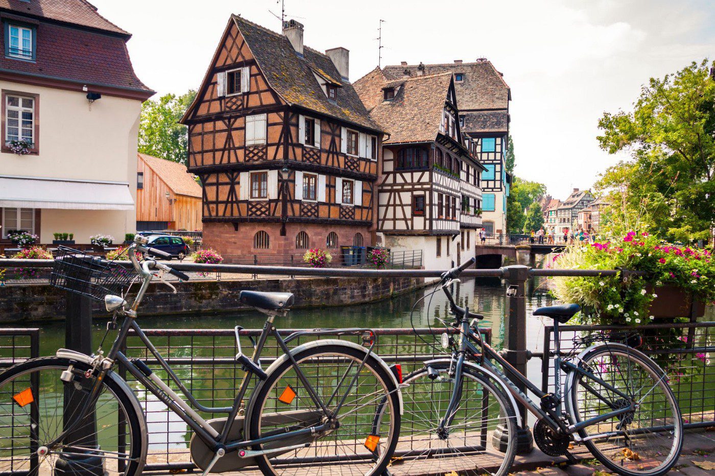Des vélos posés dans la ville de Strasbourgs