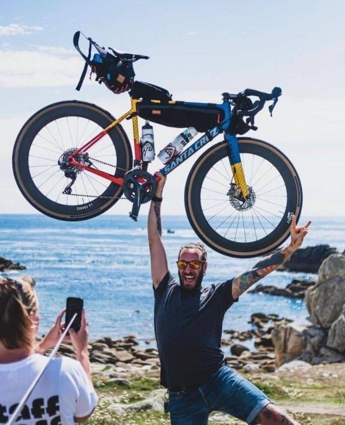 Yoann de l'équipe Cyclofix, heureux de traverser la France à vélo.