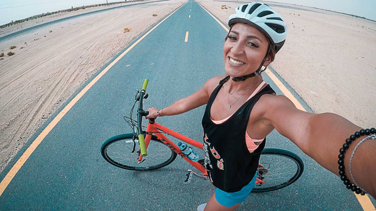 Une femme semble faire un selfie à vélo